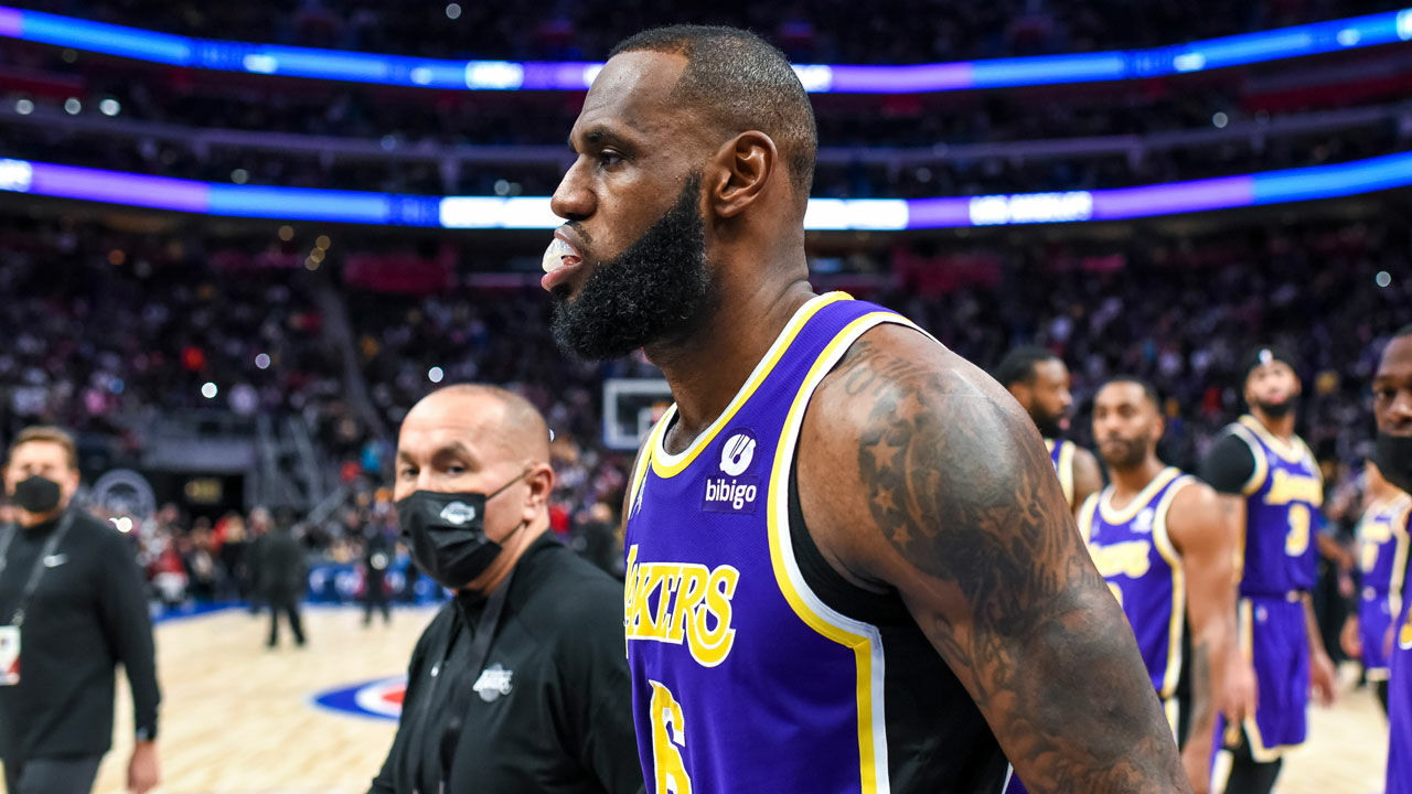 NBA: Ellbogencheck! LeBron James Fliegt Bei Lakers-Sieg Vom Platz