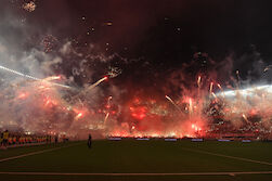 Atemberaubend! River-Fans mit unglaublicher Feuerwerk-Show