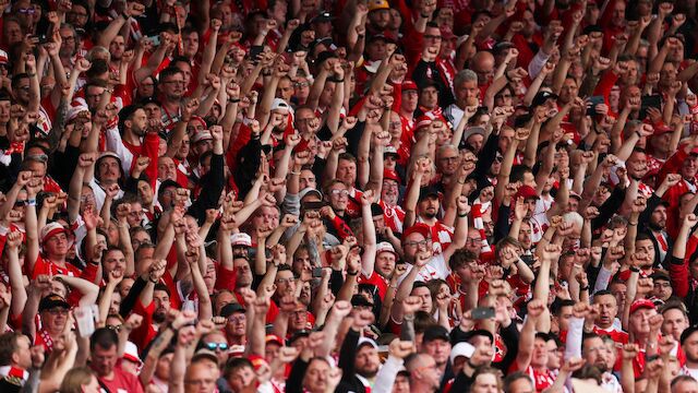 Bierkisten! Union-Fans mit speziellem Dank an Werder Bremen
